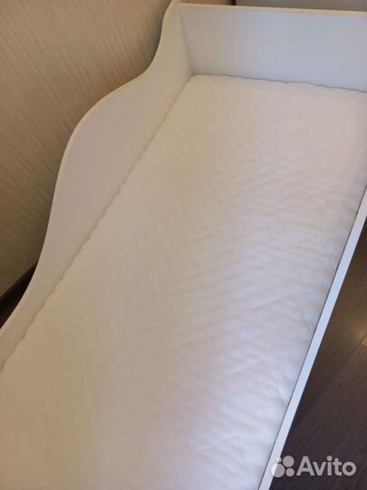 Кровать-машинка для девочки