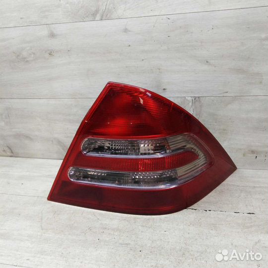 Фонарь задний правый mercedes w203 седан