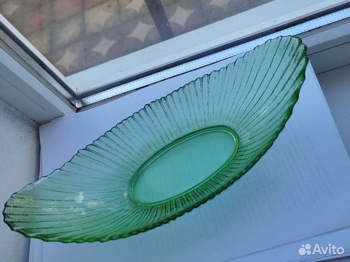 Ваза ладья-конфетница из цветного стекла