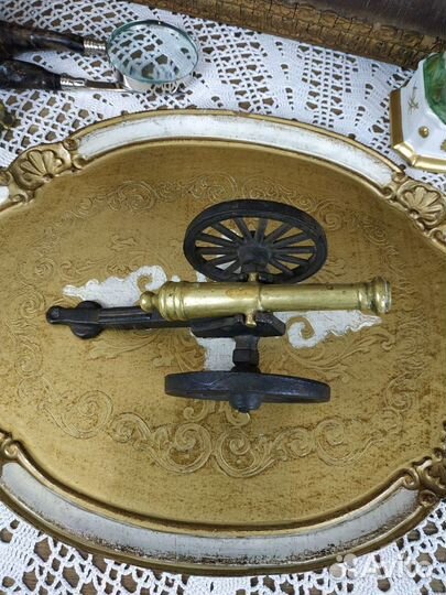 Винтажная сувенирная пушка на лафетах