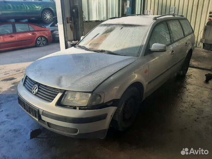 Петля двери передней левой Volkswagen Passat B5