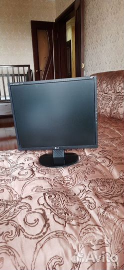 Монитор LG и клавиатура