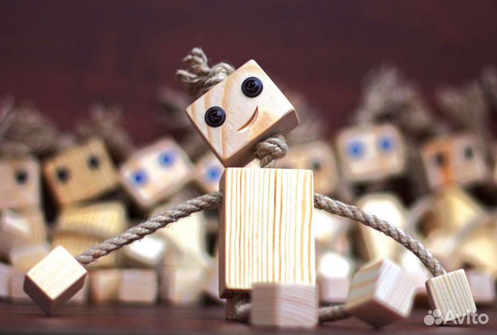 Пара сувенирных кукол из дерева