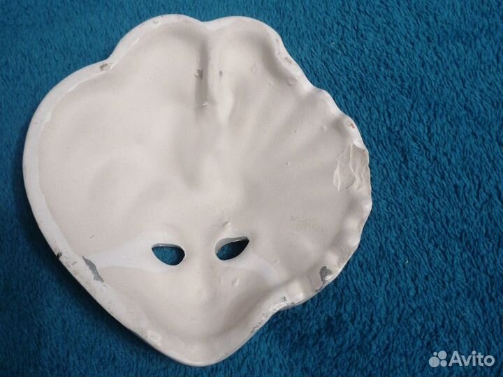 Венецианская маска в виде керамической фигуры
