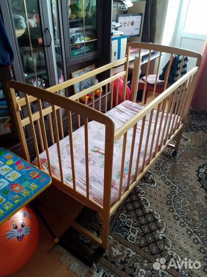 Детская кроватка с матрасом
