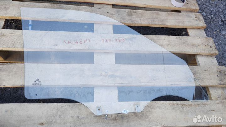 Hyundai Accent Стекло переднее правое