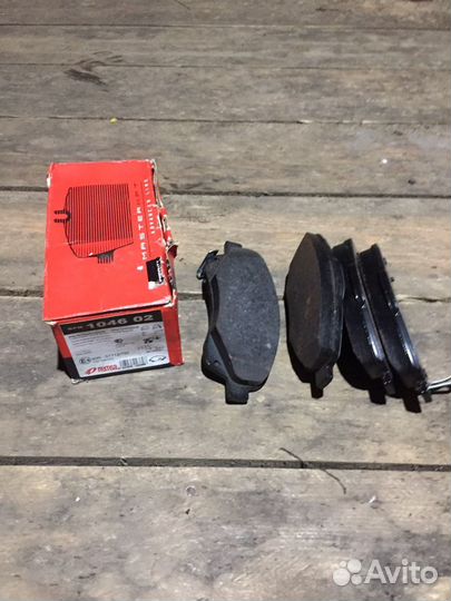 Тормозные колодки Toyota avensis передние