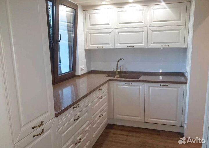 Угловая кухня на заказ до потолка