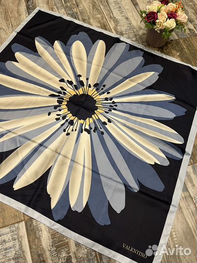 Шелковый платок Valentino синий Гербера