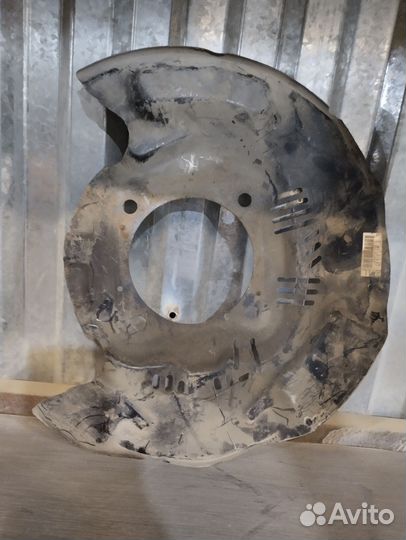 Щиток тормозной Toyota Land Cruiser 200 пере левый