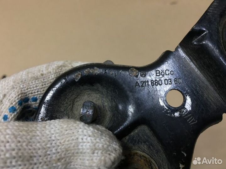 Петля замка капота Mercedes Benz W211 M271