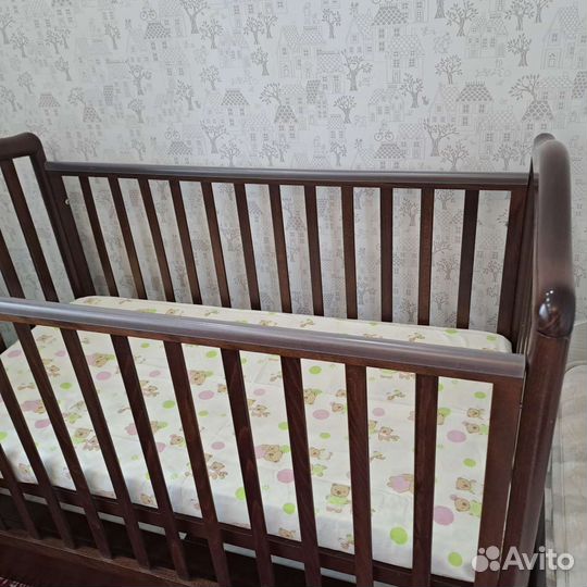 Детская кроватка с маятником