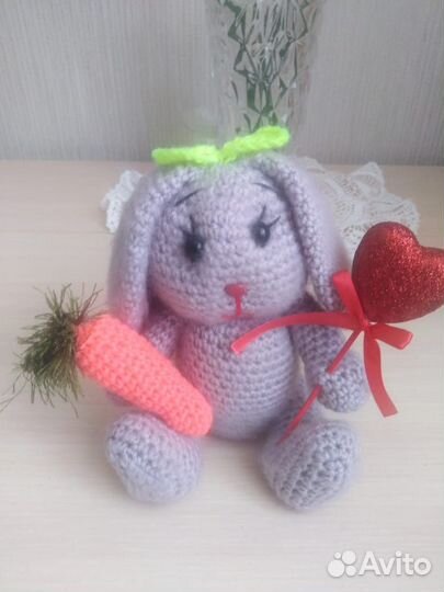 Вязаная игрушка пасхальный Зайка