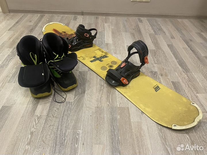 Сноуборд с креплениями и ботинками