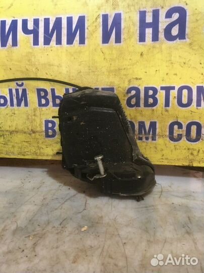 Замок двери задний левый Toyota Yaris