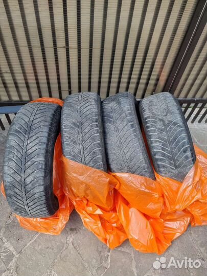 Goodyear Vector 4Seasons SUV 215/60 R17 96V