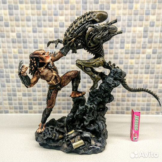 Фигурки Чужого и Хищника из фильмов