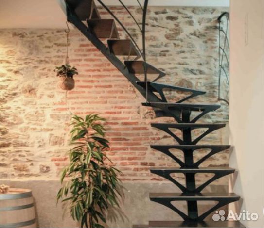 Лестница на металлокаркасе.Монокосоур