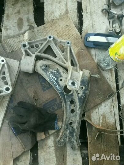 Передние рычаги Volkswagen Fox