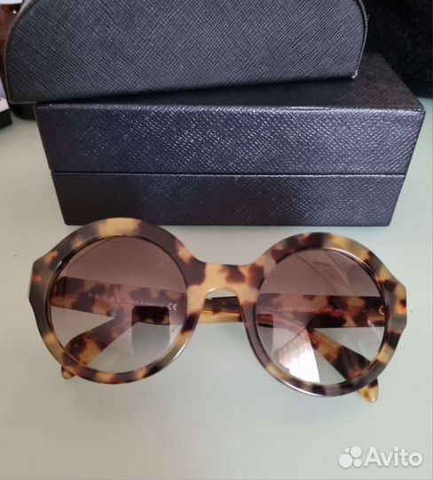 Солнцезащитные очки Prada
