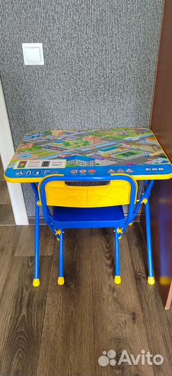 Детский письменный столик и стульчик