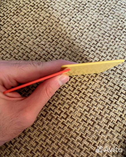 Жёлтая и красная карточка футбольного арбитра