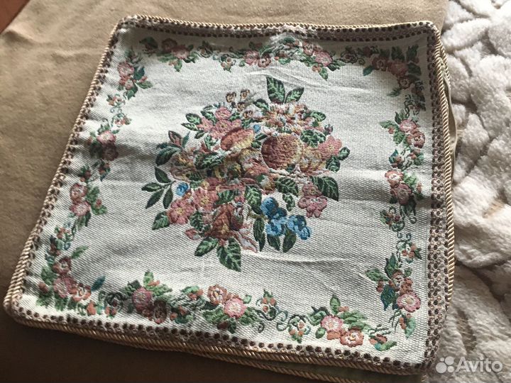 Подушка с красивой съемной наволочкой