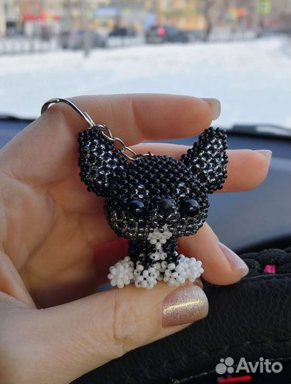 Игрушка из бисера чихуахуа амигуруми брелок