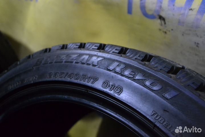 Bridgestone Blizzak Revo1 245/40 R17