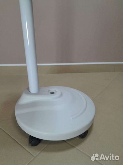 Лампа лупа на колесах