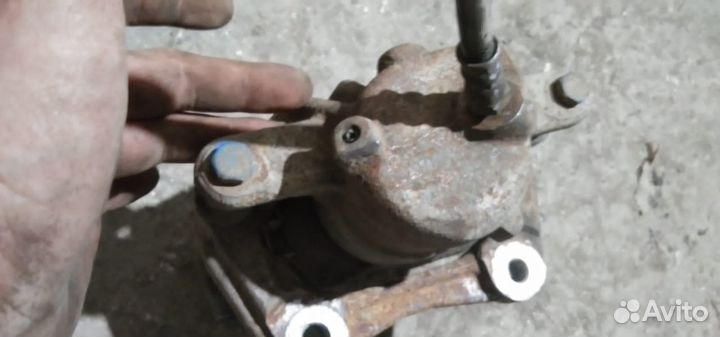 Суппорт тормозной передний левый Nissan Almera G15