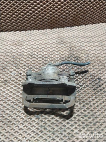 Суппорт тормозной передний правый Nissan Wingroad