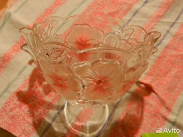 Посуда: вазы, тортница, тарелки, чайник