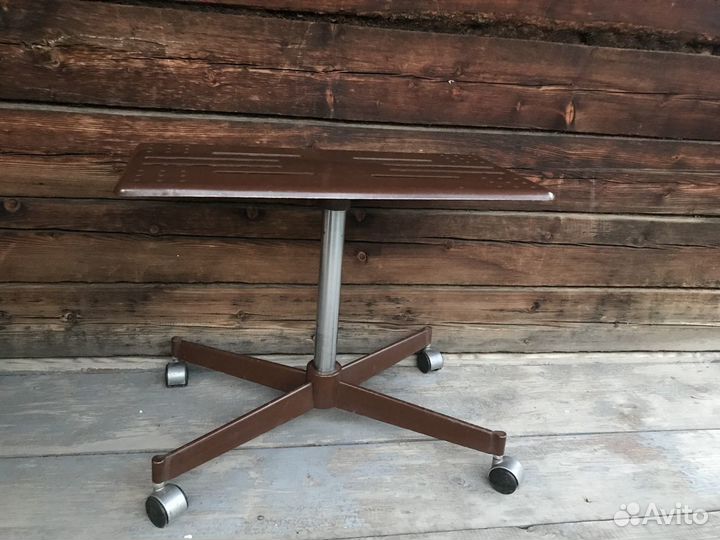 Стол под телевизор на колесиках