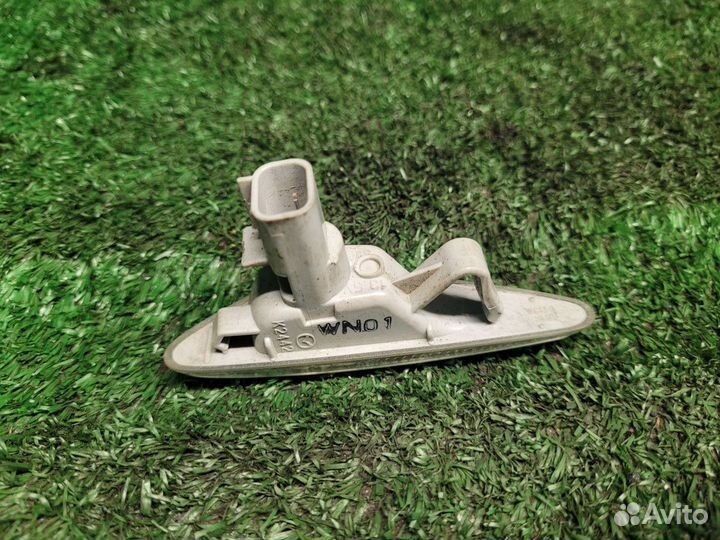 Повторитель на крыло белый для Mazda 6 GH