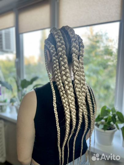 Модель на афроприческу