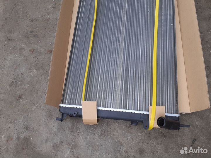 Радиатор охлаждения Renault Logan