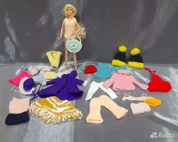 Лот вязаной кукольной одежды плюс кукла