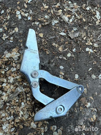 Петля капота правая iveco daily