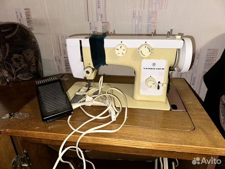 Швейная машина Чайка 142