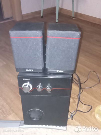 Сабвуфер и две колонки