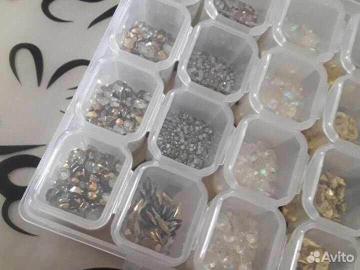 Стразы камни и мет. детали для ногтей в боксе