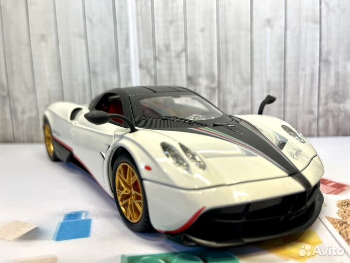 Pagani Huayra Roadster 1:24 металлическая машинка