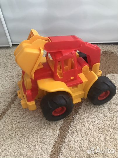 Экскаватор большой с ковшом