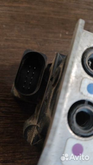 Блок клапанов пневмоподвески Audi A8 D3 6.0 BHT