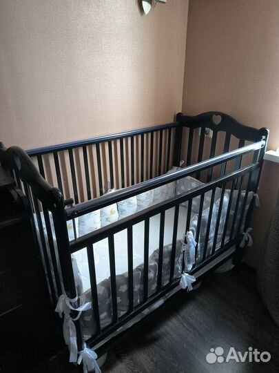 Детская кроватка с маятником