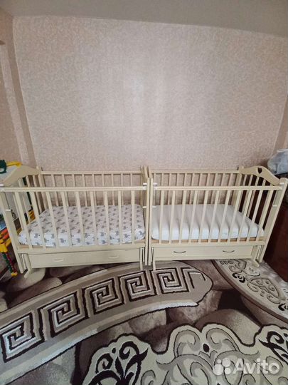 Детская кроватка с маятником и ящиком