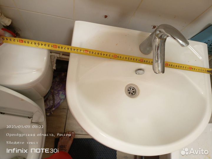 Тумба для ванной с раковиной в заборе