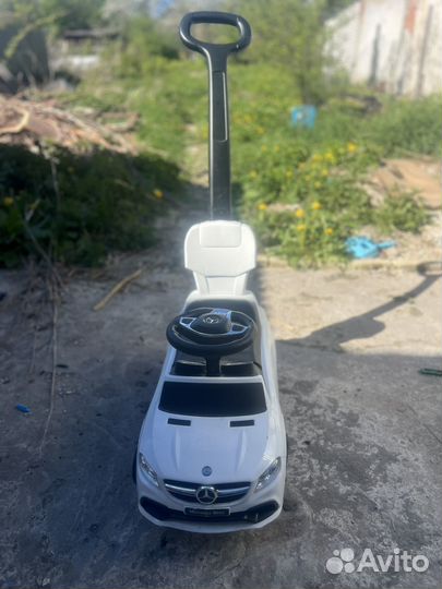 Машина каталка с родительской ручкой