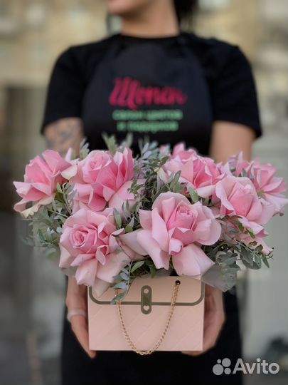 Букеты / цветы / розы в сумочке на цепочке